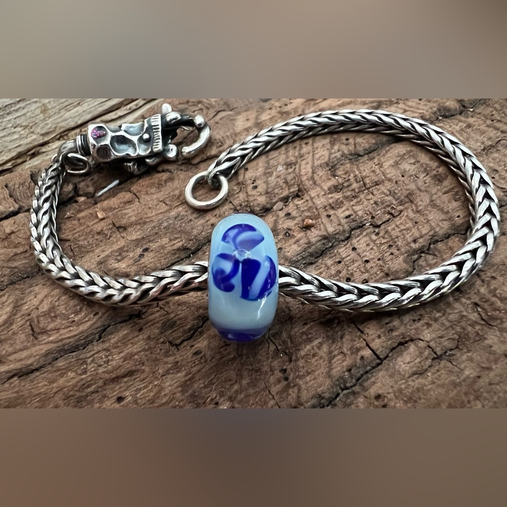 New Authentic Trollbeads Glass Bead- Light Blue Flower Murano white baby 925
